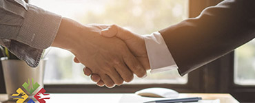 Cliente satisfecho dando la mano