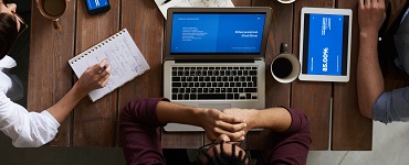 Equipo de profesionales colaborando